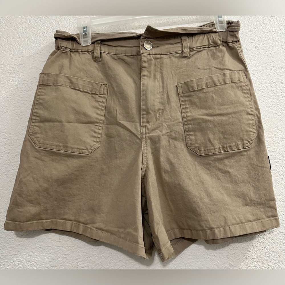 Women’s frill top high waist adorable silver brand shorts size 10